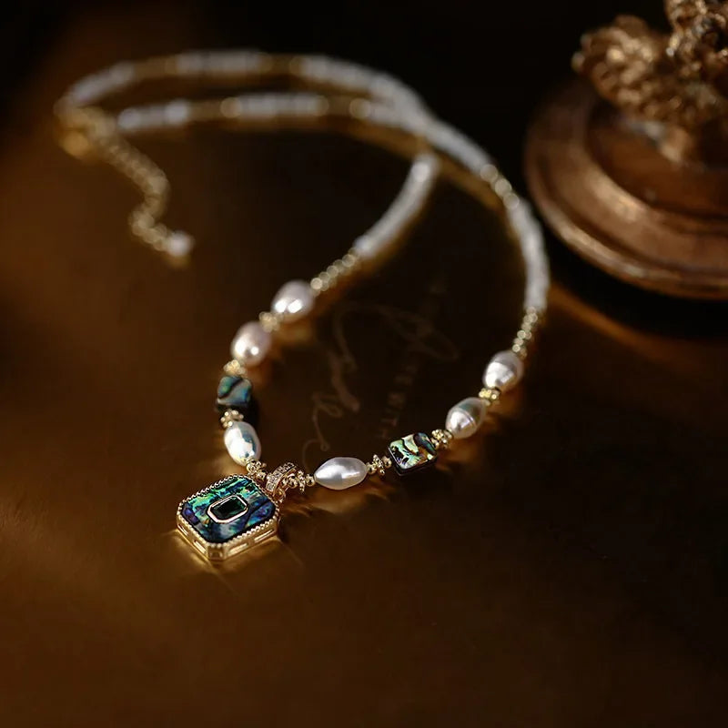 Elegant Niche Women's Light Luxury Pearl Oyster Shell Pendant Necklace Fashionable Horse Hoof Lock Clavicle Chain