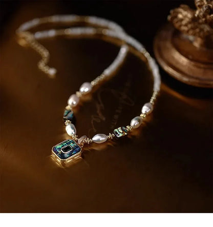 Elegant Niche Women's Light Luxury Pearl Oyster Shell Pendant Necklace Fashionable Horse Hoof Lock Clavicle Chain