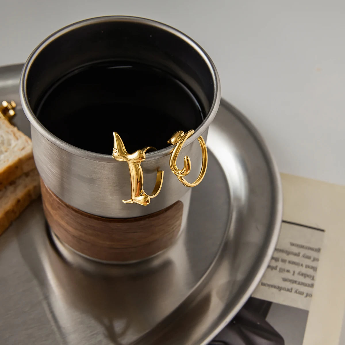 Lucky Cat & Sausage Dog Ring em Aço Inoxidável 18K Gold com Strass – Anel Empilhável à Prova d’Água