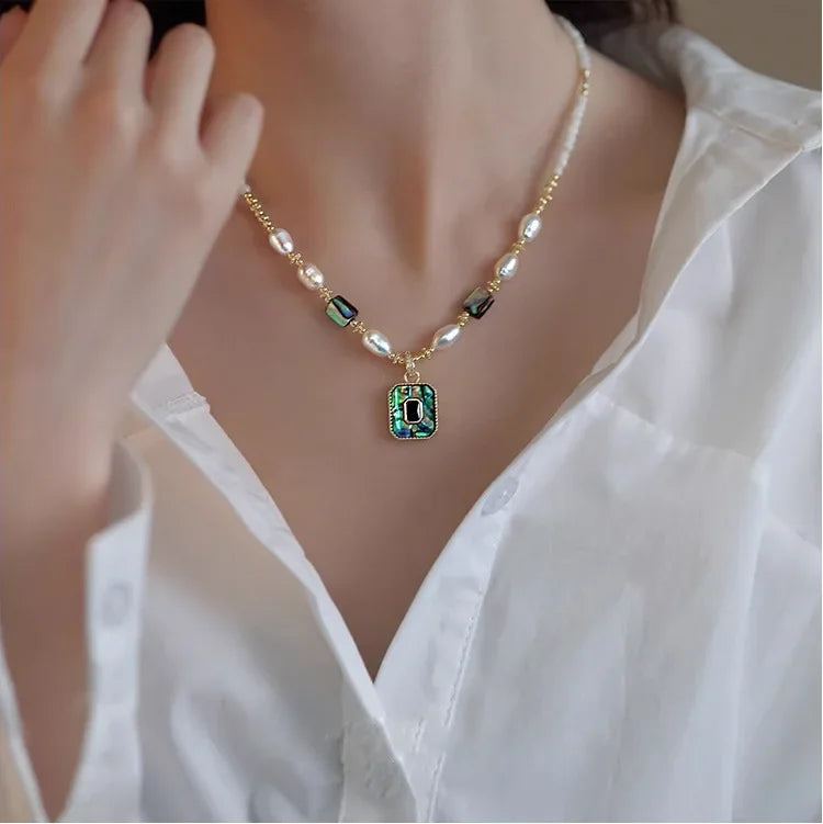 Elegant Niche Women's Light Luxury Pearl Oyster Shell Pendant Necklace Fashionable Horse Hoof Lock Clavicle Chain