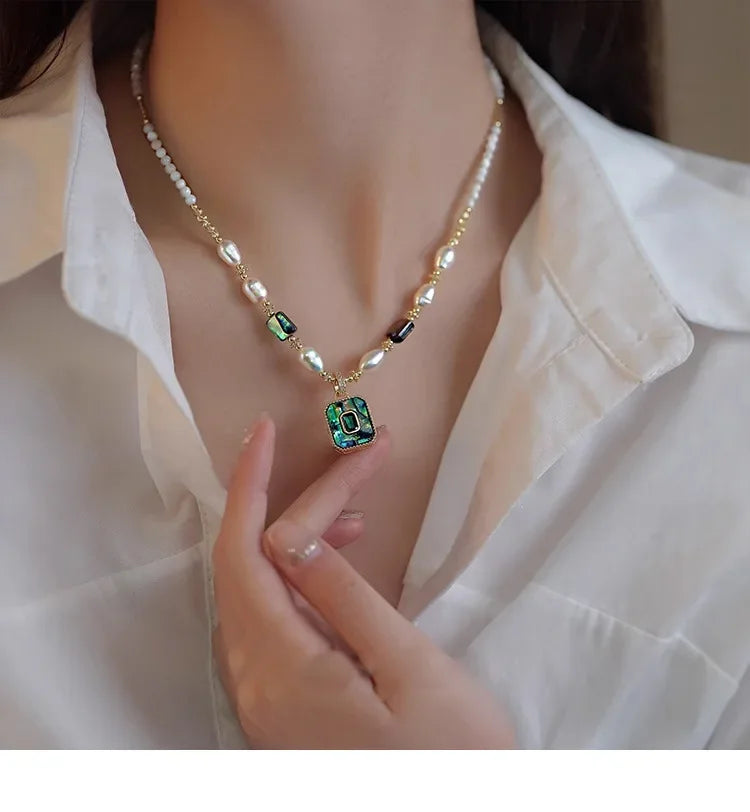 Elegant Niche Women's Light Luxury Pearl Oyster Shell Pendant Necklace Fashionable Horse Hoof Lock Clavicle Chain