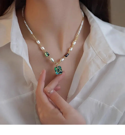 Elegant Niche Women's Light Luxury Pearl Oyster Shell Pendant Necklace Fashionable Horse Hoof Lock Clavicle Chain